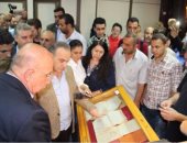 بالصور .. رئيس وزراء سوريا يتفقد معرض الكتاب بدمشق