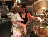 شاهد.. ماذا تفعل سلمى حايك عندما دعاها أصدقاؤها لتناول العشاء