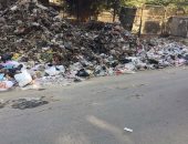 بالصور .. جبال من القمامة والمخلفات تحاصر شارع البوهى فى إمبابة