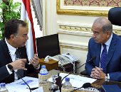 رئيس الوزراء يلتقى وزير النقل على خلفية حادث قطارى الإسكندرية
