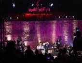 بالصور.. أحمد سعد يبدأ حفل محكى القلعة بأغنية "بحبك يا صاحبى" 
