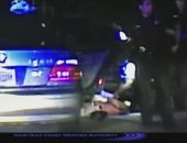 بالفيديو.. شرطى أمريكى يجرد "فتاة سوداء" من ملابسها فى الطريق العام