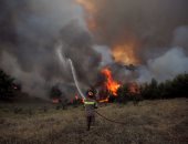 فرق الإطفاء فى تكساس تواصل جهودها لاحتواء أكبر حريق للغابات