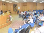 بالصور .. محافظ المنيا يناقش خطة الإستعدادت لمواجهة السيول