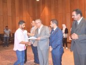 بالصور .. محافظ المنيا يكرم الفائزين فى ختام مهرجان جرافيتى لمواهب القرى