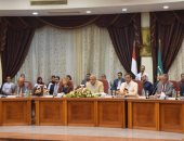 لجنة تنمية جنوب الوادى برئاسة "محلب" تبدأ أعمالها فى المنيا بلقاء المحافظ