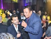بالصور.. محمد فؤاد يغنى دويتو "كامننا" مع هيثم شاكر فى حفل زفاف شقيقة زيدان