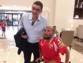 رئيس الأهلى يلتقط صورة تذكارية مع مشجع "معاق"