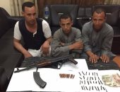 ضبط 3 أشقاء بحوزتهم بندقية آلى و32 قطعة حشيش بسوهاج