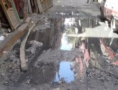 سكان عزبة النخل يحذرون من كارثة ملامسة مياه الصرف لكابل كهربائى