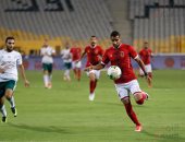 بالفيديو والصور.. مؤمن زكريا يهدر أول فرصة لتقدم الأهلى على المصرى 