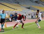 بالفيديو والصور.. البدرى يطمئن على لاعب المصرى بعد إصابته