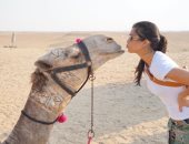 كورتنى كارداشيان تنشر صورة قبلتها لـ"جمل" بالأهرامات خلال زيارتها لمصر