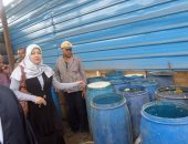 بالصور ..تنفيذاً لقرار النيابة.. نقل ودفن الكميات المضبوطة بمصنع المخللات مع استمرار الحراسة