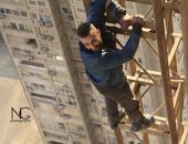شاهد.. أحمد السقا يتسلق إحدى ناطحات السحاب من كواليس "هروب اضطرارى"