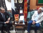 محافظ بورسعيد يلتقي مدير صندوق تطوير العشوائيات لتنفيذ مشروع إنشاء حظائر لتربية الماشية