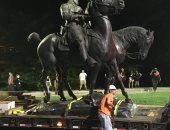 بالصور.. إزالة تماثيل لرموز الحرب الأهلية والعنصرية بالكونفدرالية الأمريكية