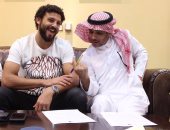 شاهد.. حسام غالى بقميص النصر السعودى.. ويوقع عقود انضمامه رسميًا 
