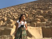 كورتنى كارداشيان تنشر صورا جديدة أمام الأهرامات خلال زيارتها لمصر