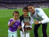 شاهد.. رونالدو يحتفل مع نجوم ريال مدريد فى أرضية "برنابيو"