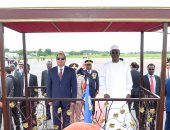 بالصور.. مراسم استقبال رسمية للسيسى بمطار تشاد.. والرئيس يستعرض حرس الشرف