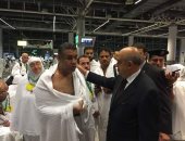 بالصور.. وزير السياحة يودع أول فوج للحج السياحى من مطار القاهرة