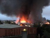 اندلاع حريق ضخم في مطار برشلونة 