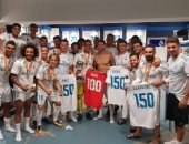 شاهد.. لاعبو ريال مدريد يواصلون احتفالاتهم بعد الفوز بالسوبر الإسبانى