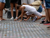 بالصور.. مواطنون يكرمون ضحايا حادثى دهس برشلونة برسائل تعزية