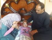 بالصور.. مأساة الطفل محمد مصاب بورم فى المخ.. ووالده يناشد بعلاجه خارج مصر