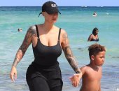 بالصور.. آمبر روز مع ابنها على أحد شواطئ ميامى