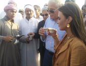 سحر نصر تتفقد مضمار الهجن بشرم الشيخ وتشرب "القهوة العربى" دعما للسياحة