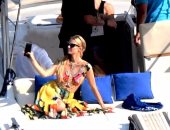 شاهد كيف تستمتع باريس هيلتون بحياة الرفاهية على متن يخت فاخر  بإيطاليا