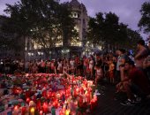 بالصور.. مواطنو برشلونة يقيمون الصلوات ويشعلون الشموع تكريما لضحايا الدهس
