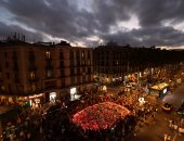 بالصور.. وقفة بالورود لتأبين ضحايا حادث برشلونة الإرهابى بإسبانيا