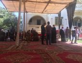 بالصور.. توافد المئات على قرية أولاد محمد لتشييع جثمان نقيب محاميى أسيوط