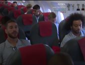 لاعبو ريال مدريد يصلوا مقر الفندق قبل مواجهة سوسيداد الليلة بعد عطل الطائرة..فيديو