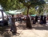 بالفيديو والصور.. تعليم فنون التحطيب على كورنيش المنيا مجانا