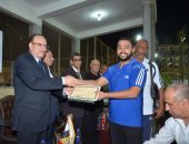 محافظ بني سويف يسلم جوائز للفائزين في الدورة الصيفية لكرة اليد