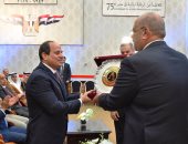 بالفيديو والصور..رئيس "المركزى للمحاسبات" يهدى الرئيس السيسى درع اليوبيل الماسى للجهاز