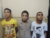 القبض على 3 عاطلين وراء سرقة هواتف المواطنين تحت تهديد السلاح بالنزهة