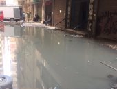 بالصور.. مياه الصرف تغرق شارع مبروك مبارك بفيصل بسبب انسداد البالوعات
