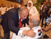 بالصور.. محافظ البحر الأحمر فى وداع حجاج بيت الله الحرام بمطار الغردقة 