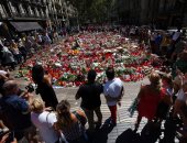 بالصور.. وقفة بالورود لمواطنى برشلونة الإسبانية تكريما لضحايا حادث الدهس