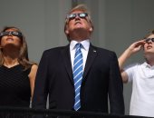 بالصور.. ترامب يخالف الجميع ويشاهد كسوف الشمس بدون نظارة