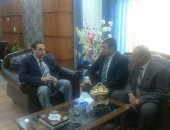 تسليم لائحة دار الكتب الجديدة لرئيس الجهاز المركزى للتنظيم والإدارة  