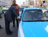 مدير أمن دمياط يقود حملة مرورية للتأكد من التزام سائقى التاكسى بالتعريفة