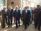 بالصور.. مصطفى بكرى يشارك فى حل مشكلة ثأرية بين "الغنائم" و"الطوايل" بقنا