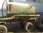 ضبط جرار ومقطورة يفرغان حمولتهما بمجرى مائى بالمنيا