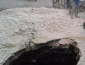 هبوط أرضي بالطريق الرئيسي بقرية الرجبية بالسنطة